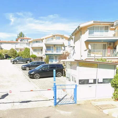 Informat 1 - Pool And Seaview - Location *